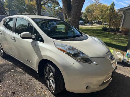 White 2015 Nissan Leaf SL