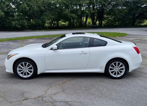2011 INFINITI G37 x