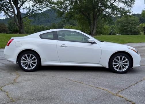 2011 INFINITI G37 x