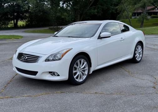 2011 INFINITI G37 x