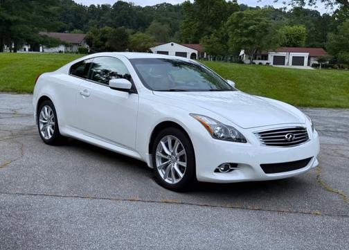 2011 INFINITI G37 x