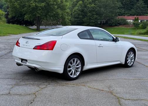 2011 INFINITI G37 x