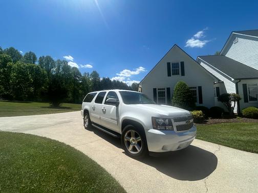 White 2013 Chevrolet Suburban 1500 LT
