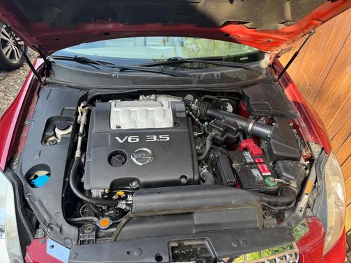Red 2005 Nissan Maxima SE