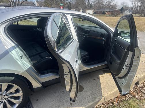2015 Lincoln MKS Base
