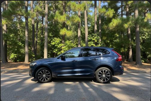2023 Volvo XC60 B5 Ultimate Dark Theme