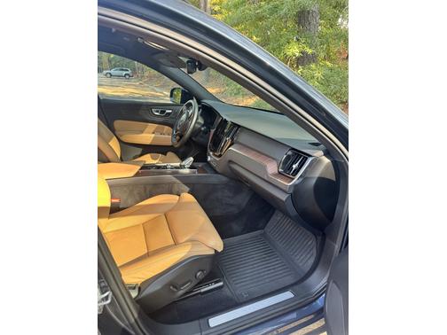 2023 Volvo XC60 B5 Ultimate Dark Theme