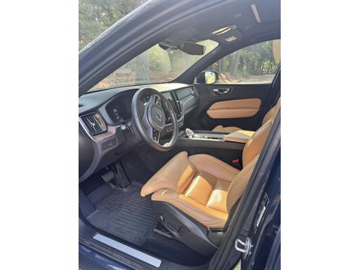 2023 Volvo XC60 B5 Ultimate Dark Theme