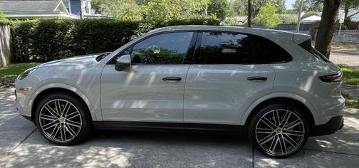 2023 Porsche Cayenne Platinum Edition