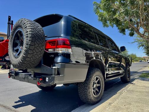 2016 Toyota Land Cruiser Base