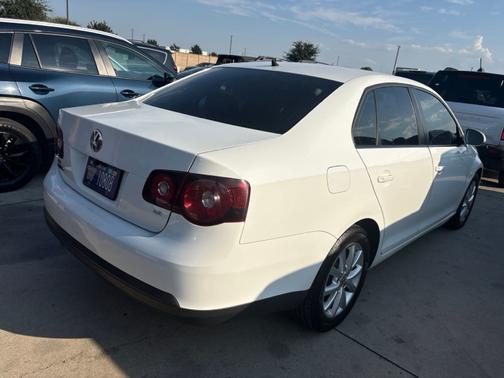 White 2010 Volkswagen Jetta Limited Edition