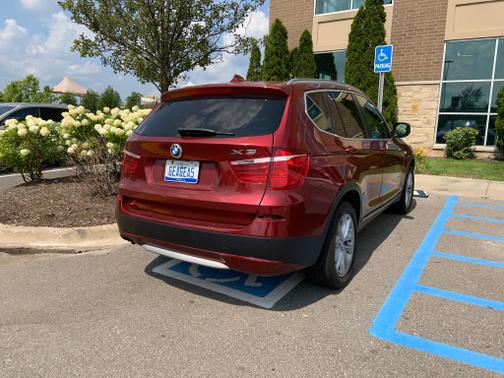 Photo 2 of 2 of 2011 BMW X3 xDrive28i