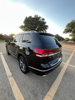 Black 2019 Volkswagen Atlas 3.6L SE w/Technology R-Line