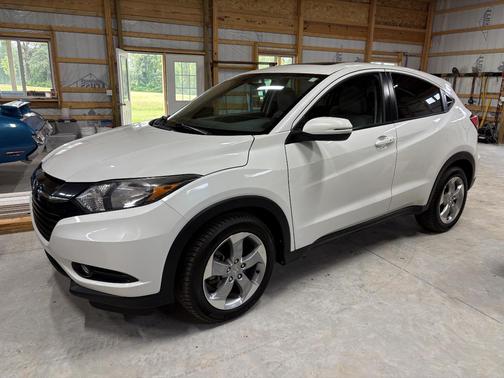 White 2017 Honda HR-V EX