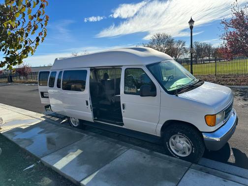 2005 Ford E350 Super Duty XLT Extended Wagon