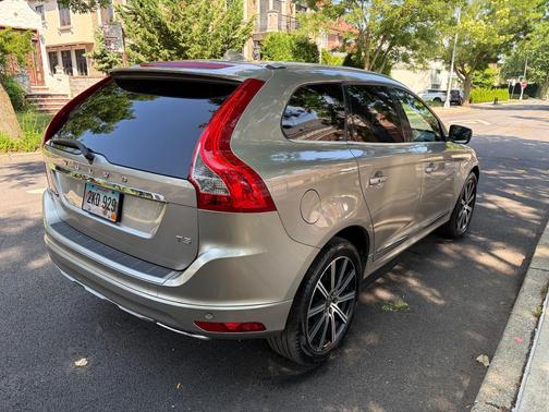Gold 2016 Volvo XC60 T5 Premier