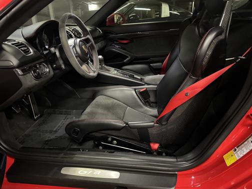 2016 Porsche Cayman GT4
