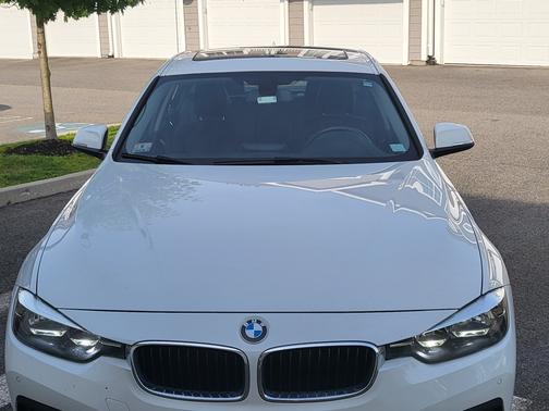 Photo 2 of 5 of 2017 BMW 320 i xDrive