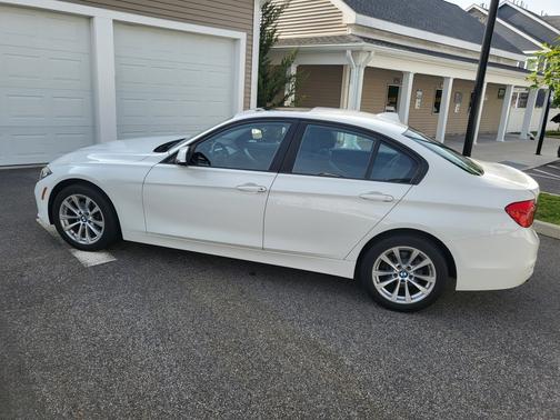 Photo 3 of 5 of 2017 BMW 320 i xDrive