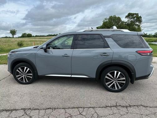 Gray 2024 Nissan Pathfinder Platinum