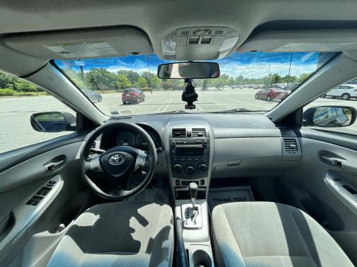 Photo 5 of 10 of 2011 Toyota Corolla LE