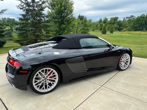 Black 2018 Audi R8 5.2 V10