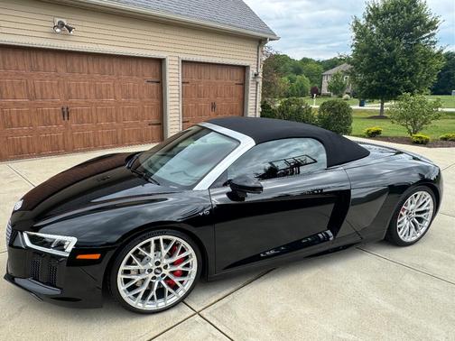 Black 2018 Audi R8 5.2 V10