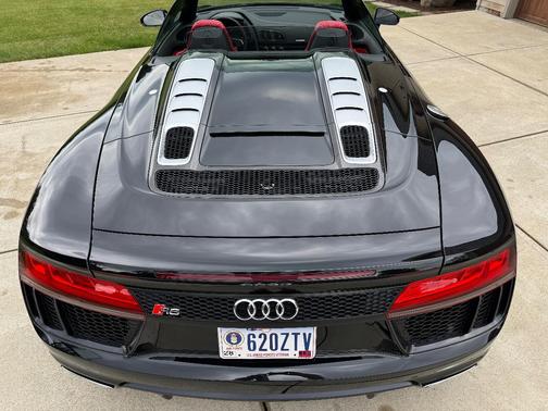 Black 2018 Audi R8 5.2 V10