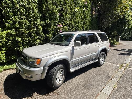 Gold 2000 Toyota 4Runner Limited 4WD