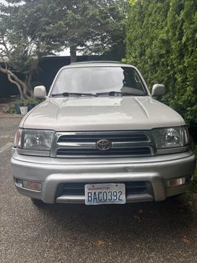 Gold 2000 Toyota 4Runner Limited 4WD