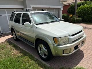 White 2001 INFINITI QX4 4WD