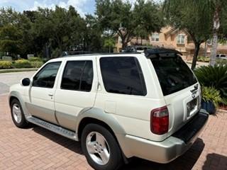 White 2001 INFINITI QX4 4WD