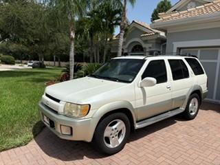 White 2001 INFINITI QX4 4WD