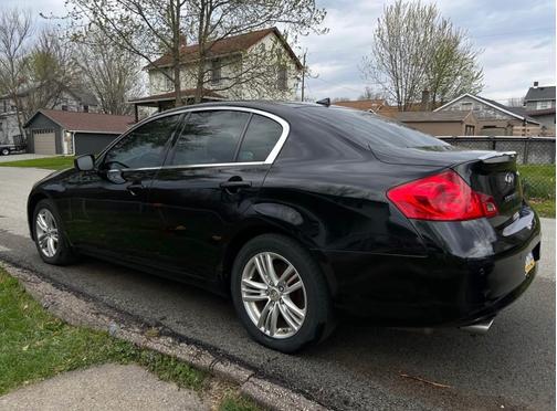 Black 2011 INFINITI G37x Base