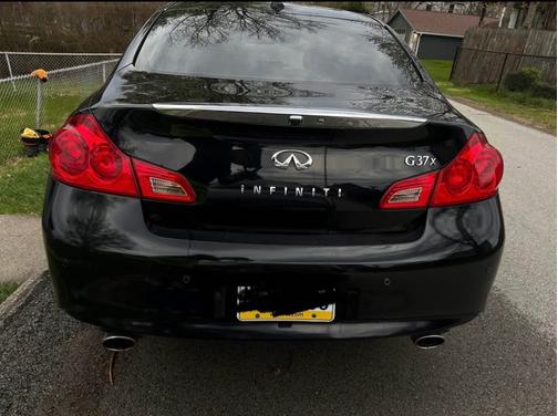 Black 2011 INFINITI G37x Base