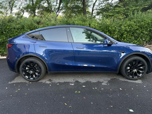 Blue 2023 Tesla Model Y Long Range
