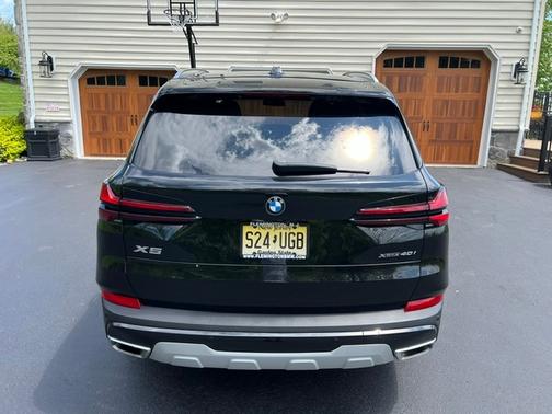Black 2024 BMW X5 xDrive40i