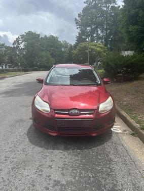 Red 2014 Ford Focus SE