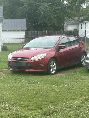Red 2014 Ford Focus SE