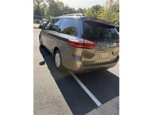 2017 Toyota Sienna XLE