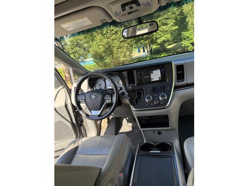 2017 Toyota Sienna XLE