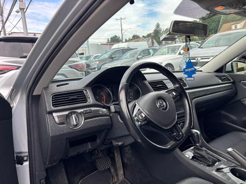 Silver 2018 Volkswagen Passat 2.0T SE w/Technology