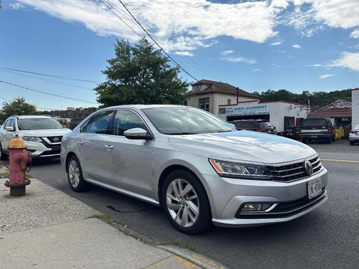 Silver 2018 Volkswagen Passat 2.0T SE w/Technology