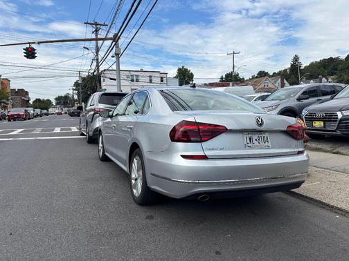 Silver 2018 Volkswagen Passat 2.0T SE w/Technology