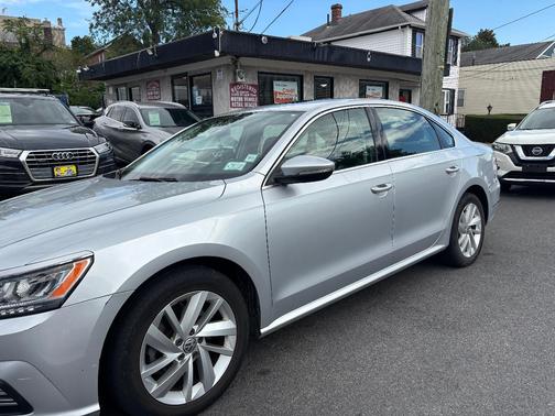 Silver 2018 Volkswagen Passat 2.0T SE w/Technology