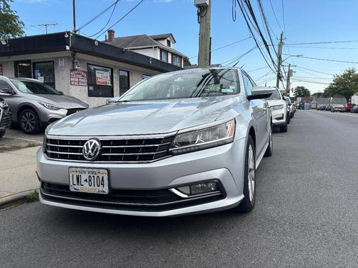 Silver 2018 Volkswagen Passat 2.0T SE w/Technology