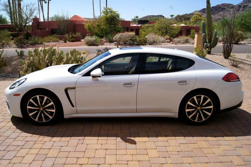 2016 Porsche Panamera 4 Edition