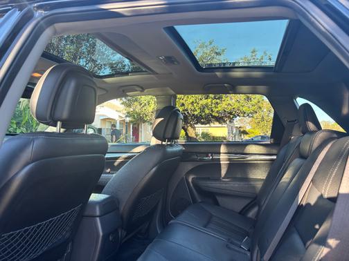 Black 2012 Kia Sorento SX