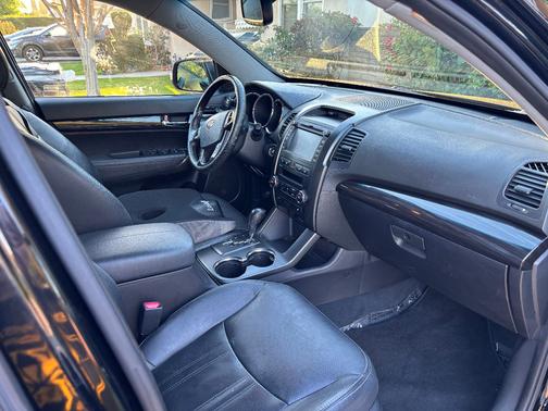 Black 2012 Kia Sorento SX