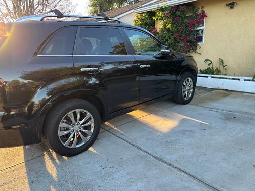 Black 2012 Kia Sorento SX